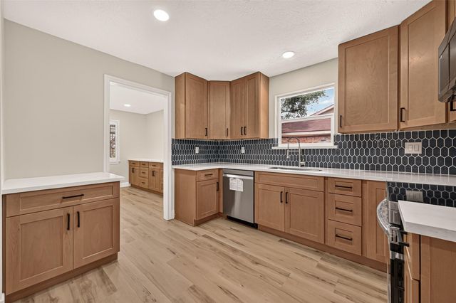 349 Dawn Hill Drive, Friendswood, TX 77546