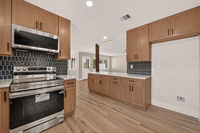 349 Dawn Hill Drive, Friendswood, TX 77546