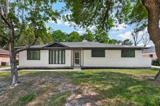 349 Dawn Hill Drive, Friendswood, TX 77546