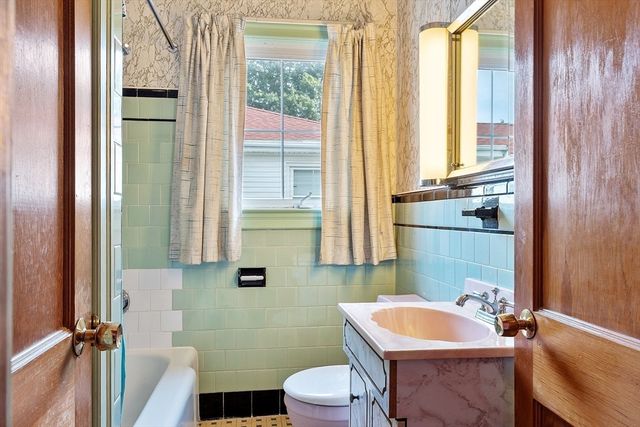 2 Oaklandvale Avenue, Saugus, MA 01906