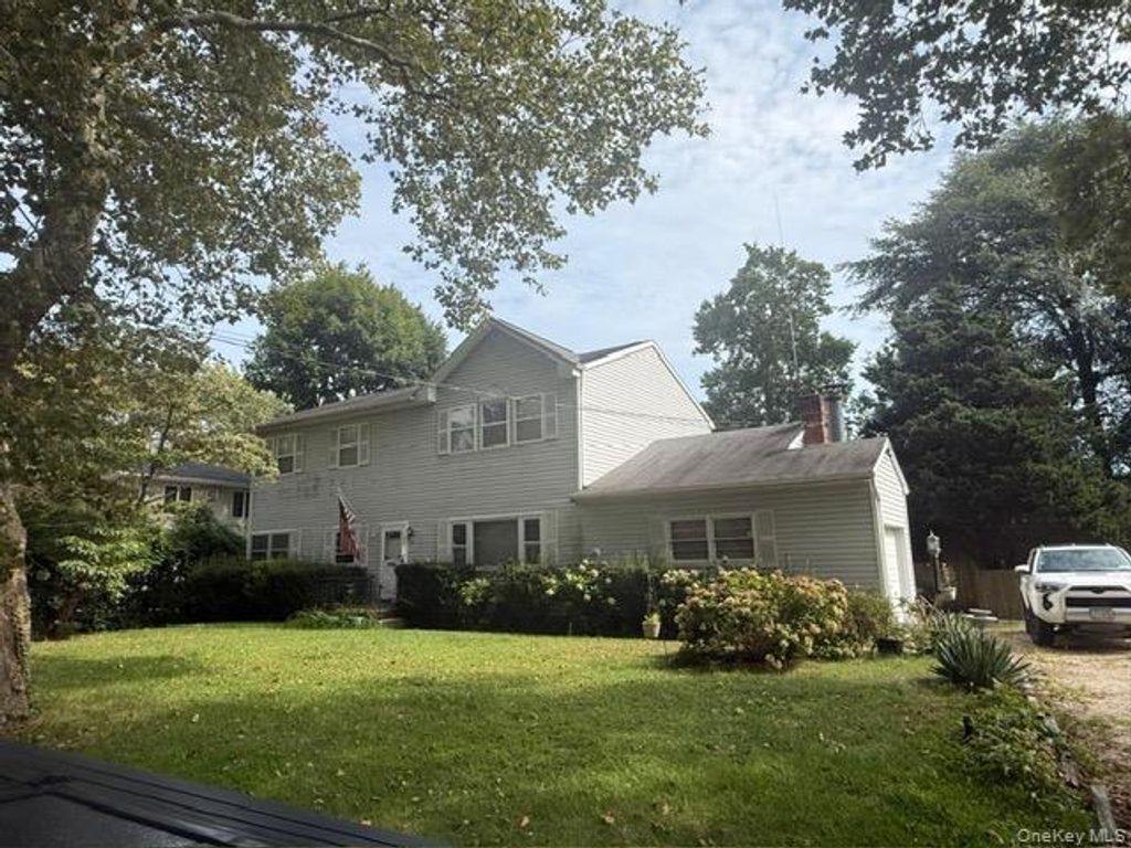 97 Hiawatha Drive, Brightwaters, NY 11718 — exterior