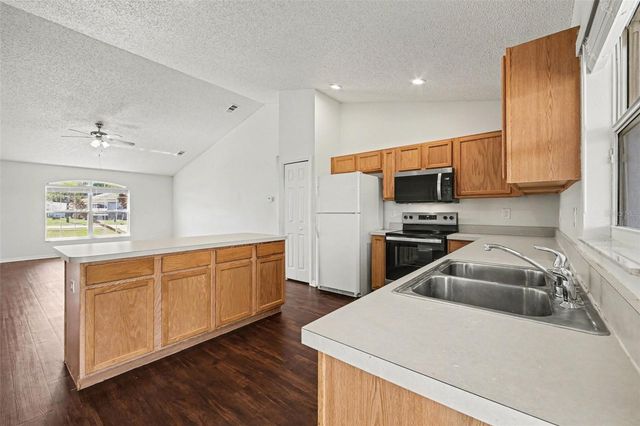 1011 BLUEGRASS DRIVE, Groveland, FL 34736