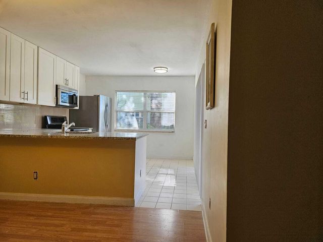 1945 Stratford Way, West Palm Beach, FL 33409