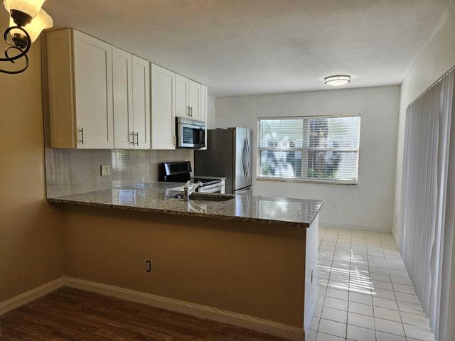 1945 Stratford Way, West Palm Beach, FL 33409