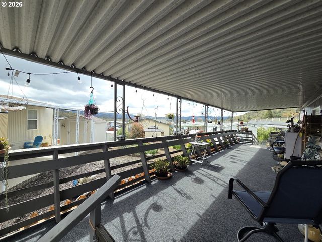 508 SHADOW RANCH Ln, Roseburg, OR 97470