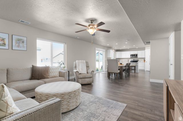 215 N 250 E, Salem, UT 84653