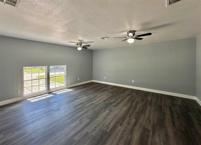 2409 NW 47th St, Lawton, OK 73505