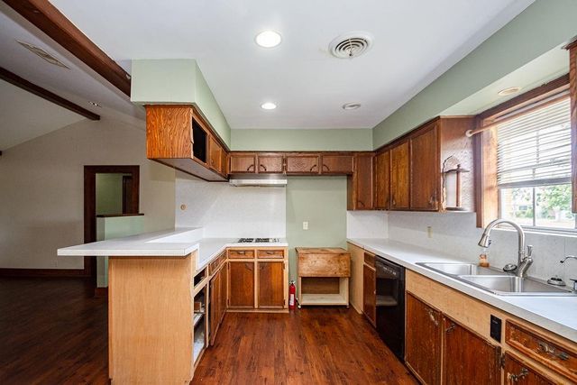 618 W 9th Street, Freeport, TX 77541