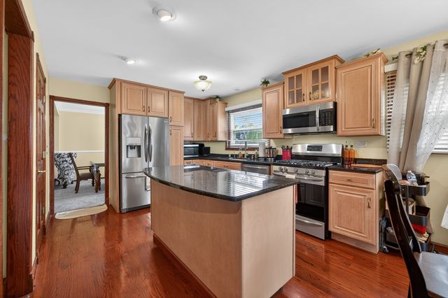 376 Canyon Trail, Carol Stream, IL 60188