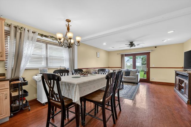 376 Canyon Trail, Carol Stream, IL 60188