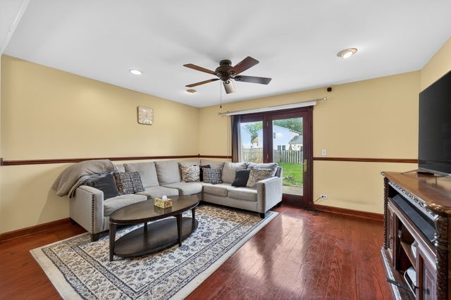 376 Canyon Trail, Carol Stream, IL 60188