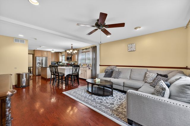 376 Canyon Trail, Carol Stream, IL 60188