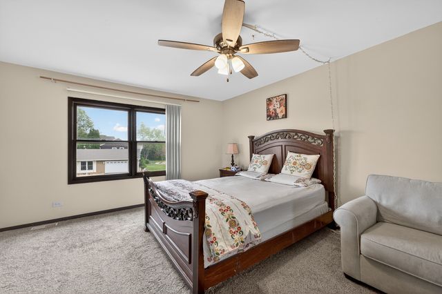 376 Canyon Trail, Carol Stream, IL 60188