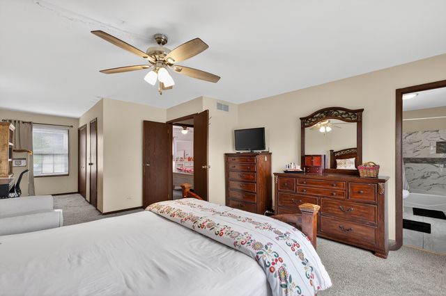 376 Canyon Trail, Carol Stream, IL 60188