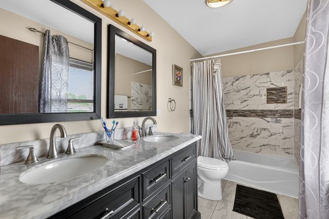 376 Canyon Trail, Carol Stream, IL 60188