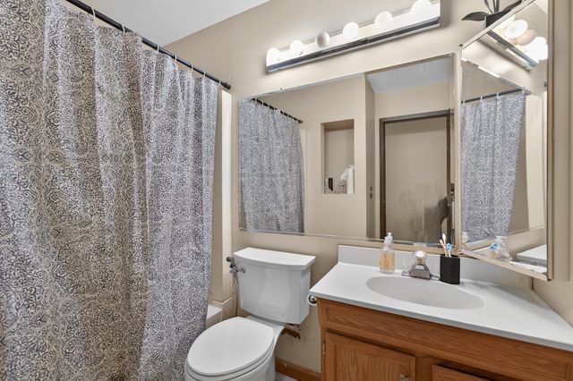 376 Canyon Trail, Carol Stream, IL 60188