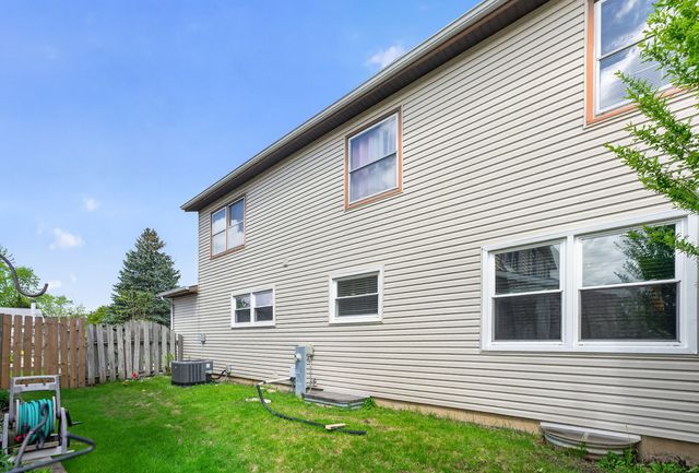 376 Canyon Trail, Carol Stream, IL 60188