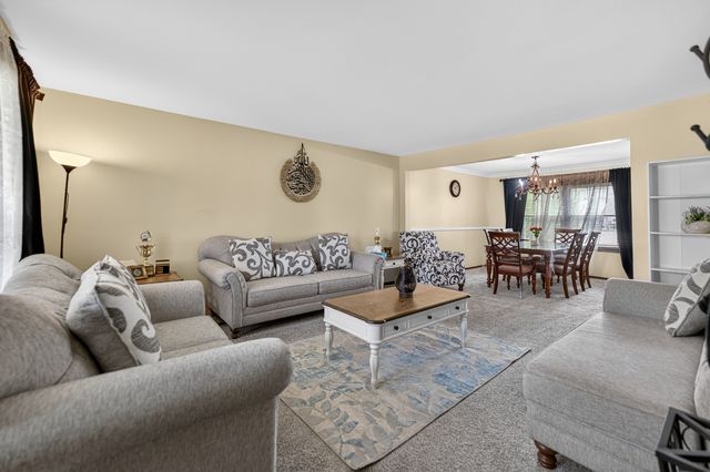 376 Canyon Trail, Carol Stream, IL 60188
