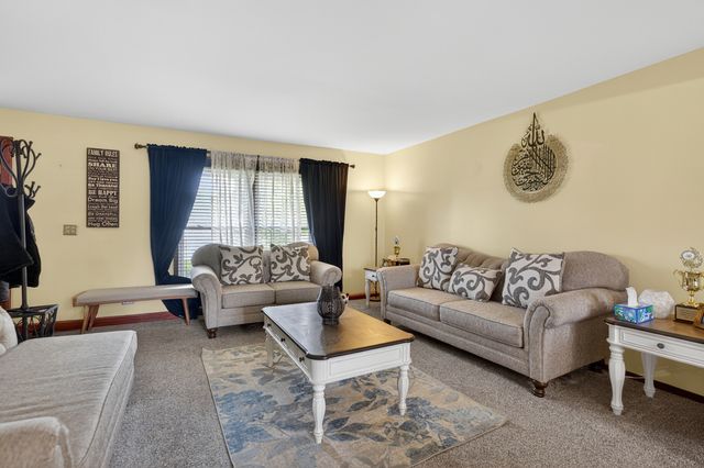 376 Canyon Trail, Carol Stream, IL 60188