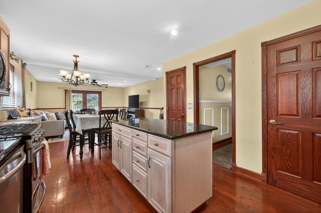 376 Canyon Trail, Carol Stream, IL 60188