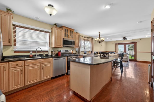 376 Canyon Trail, Carol Stream, IL 60188