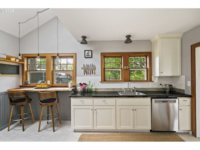 5232 Sw FLORIDA St, Portland, OR 97219