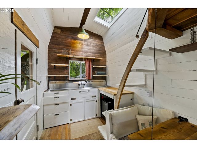 5232 Sw FLORIDA St, Portland, OR 97219