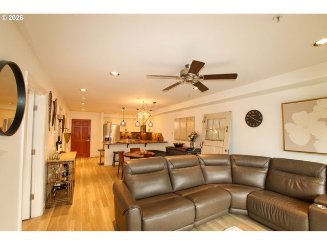 211 HARBOR St 26, Florence, OR 97439