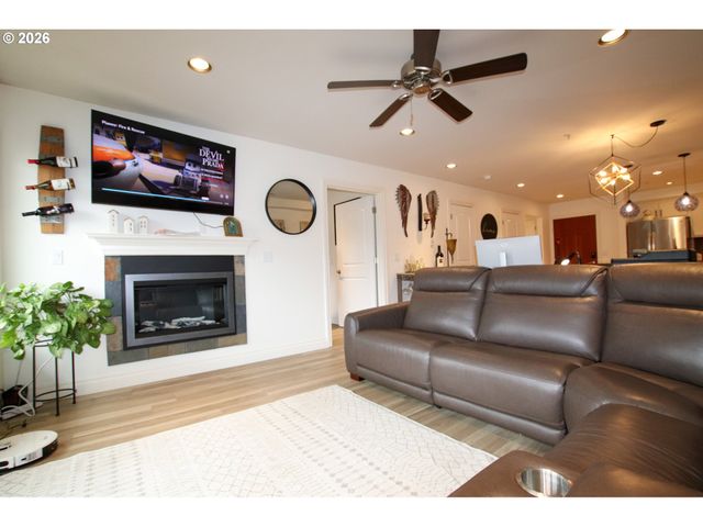 211 HARBOR St 26, Florence, OR 97439