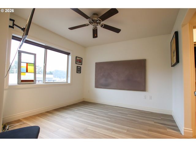 211 HARBOR St 26, Florence, OR 97439