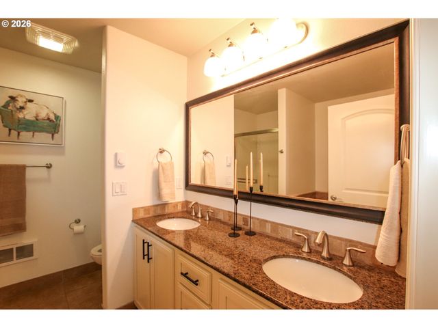 211 HARBOR St 26, Florence, OR 97439