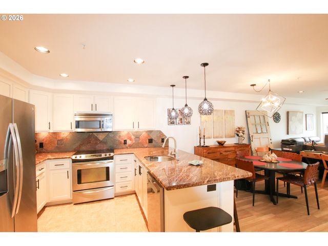 211 HARBOR St 26, Florence, OR 97439