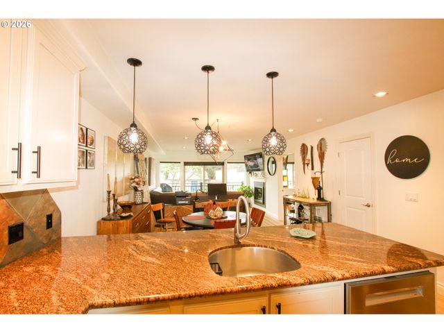 211 HARBOR St 26, Florence, OR 97439