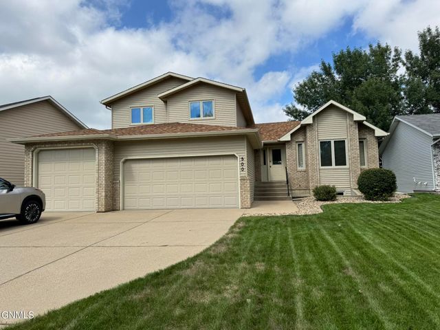 500 Cottonwood Loop, Bismarck, ND 58504 property photo
