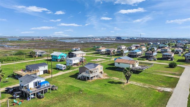 914 Treaty Drive, Surfside Beach, TX 77541