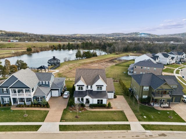 1049 Pine Creek Dr, Arrington, TN 37014