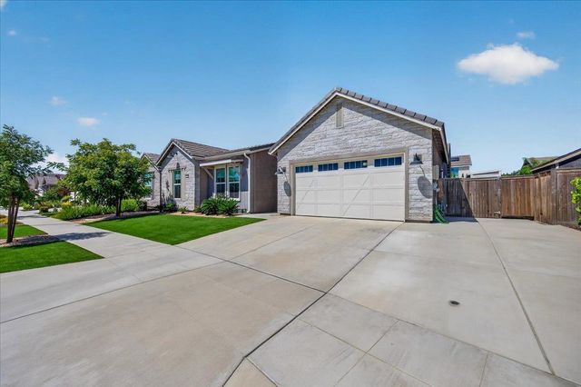 2086 N Phillip Avenue, Clovis, CA 93619