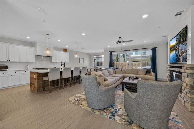 2086 N Phillip Avenue, Clovis, CA 93619