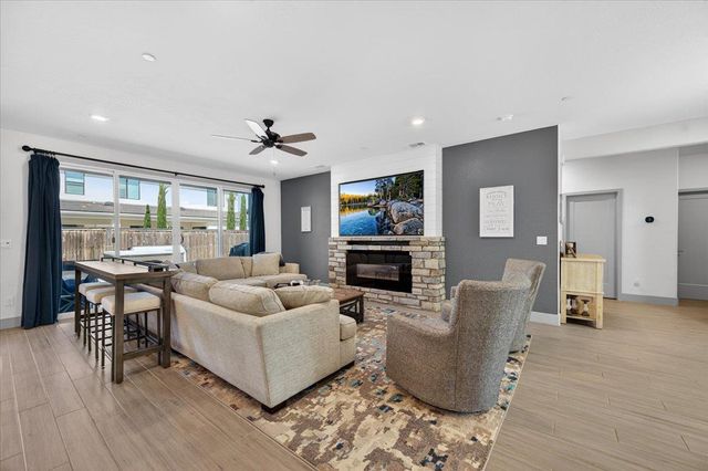 2086 N Phillip Avenue, Clovis, CA 93619