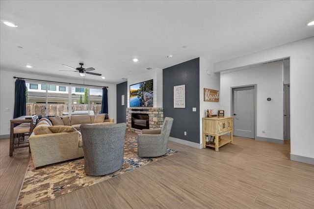 2086 N Phillip Avenue, Clovis, CA 93619