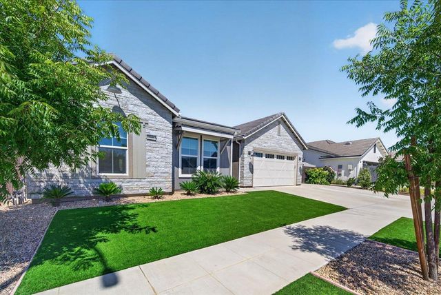 2086 N Phillip Avenue, Clovis, CA 93619