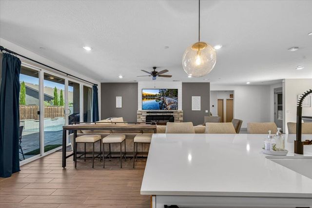 2086 N Phillip Avenue, Clovis, CA 93619