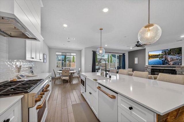 2086 N Phillip Avenue, Clovis, CA 93619