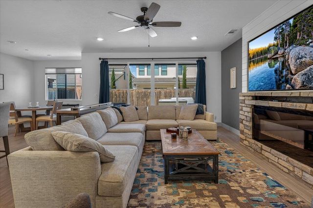 2086 N Phillip Avenue, Clovis, CA 93619