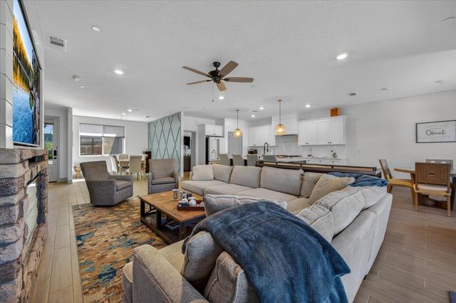 2086 N Phillip Avenue, Clovis, CA 93619