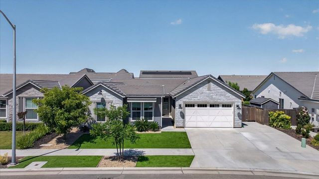 2086 N Phillip Avenue, Clovis, CA 93619