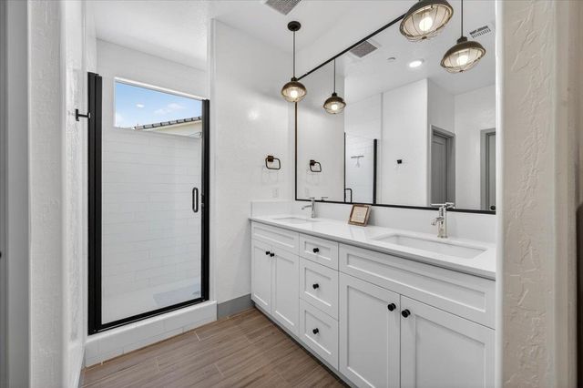 2086 N Phillip Avenue, Clovis, CA 93619