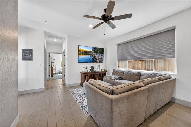 2086 N Phillip Avenue, Clovis, CA 93619