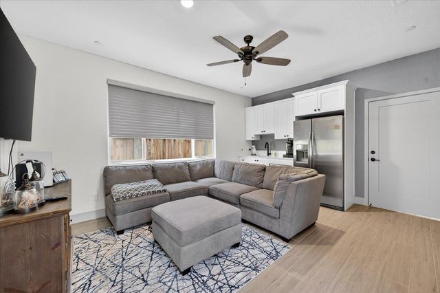 2086 N Phillip Avenue, Clovis, CA 93619