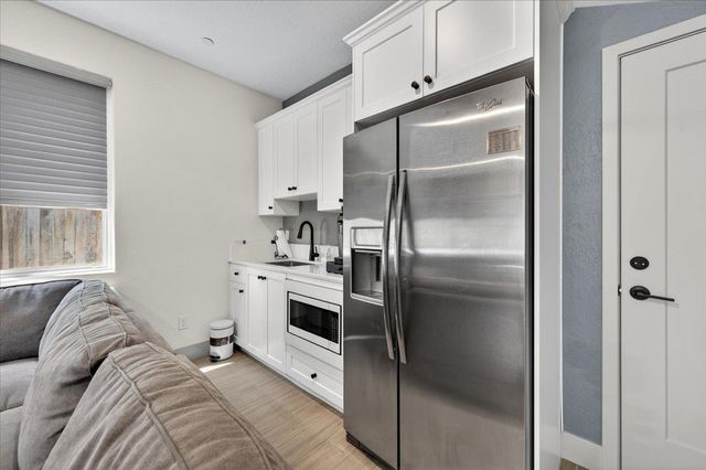 2086 N Phillip Avenue, Clovis, CA 93619